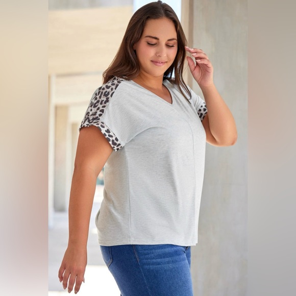 Plus Size Leopard Splicing V Neck Short Sleeve Top - Picture 3 of 5